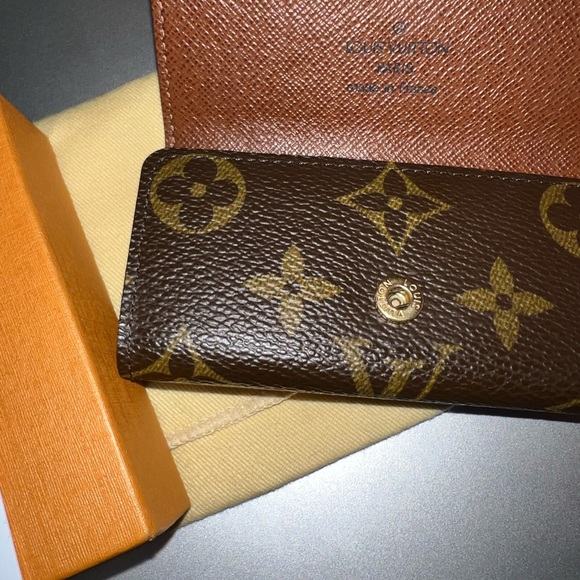 Authentic Louis Vuitton 4 key holder w/ authentication card. - Picture 3 of 10